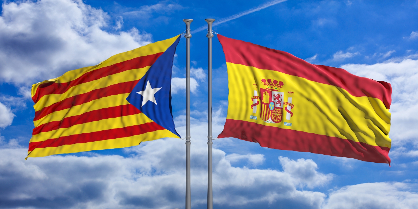Bandiere della Catalogna e della Spagna su sfondo blu cielo.  illustrazione 3D