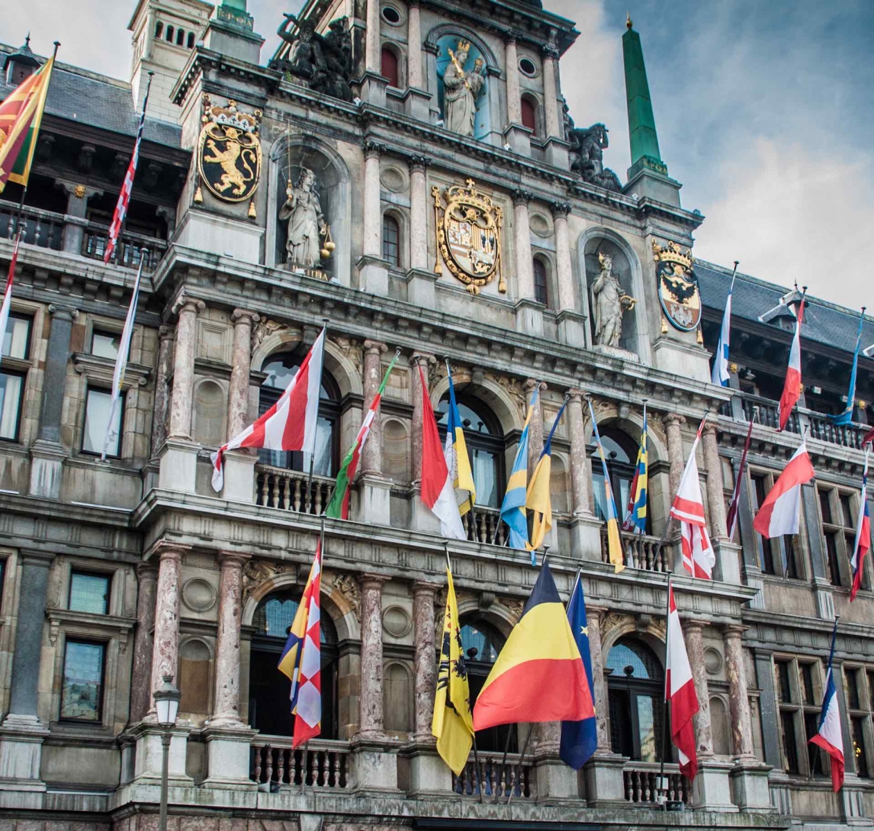 Concepto político con bandera de la Unión Europea (UE).  Muchas banderas en el centro de la Unión Europea - Bélgica