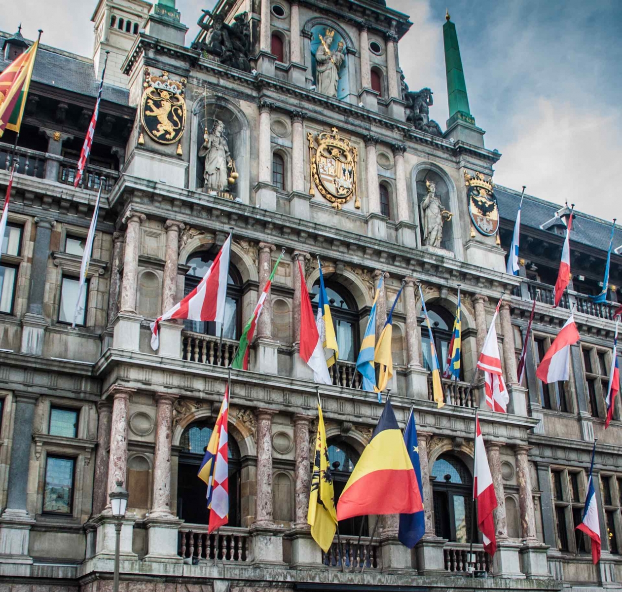 Concept politique avec le drapeau de l'Union européenne (UE).  De nombreux drapeaux au centre de l'Union européenne - Belgique