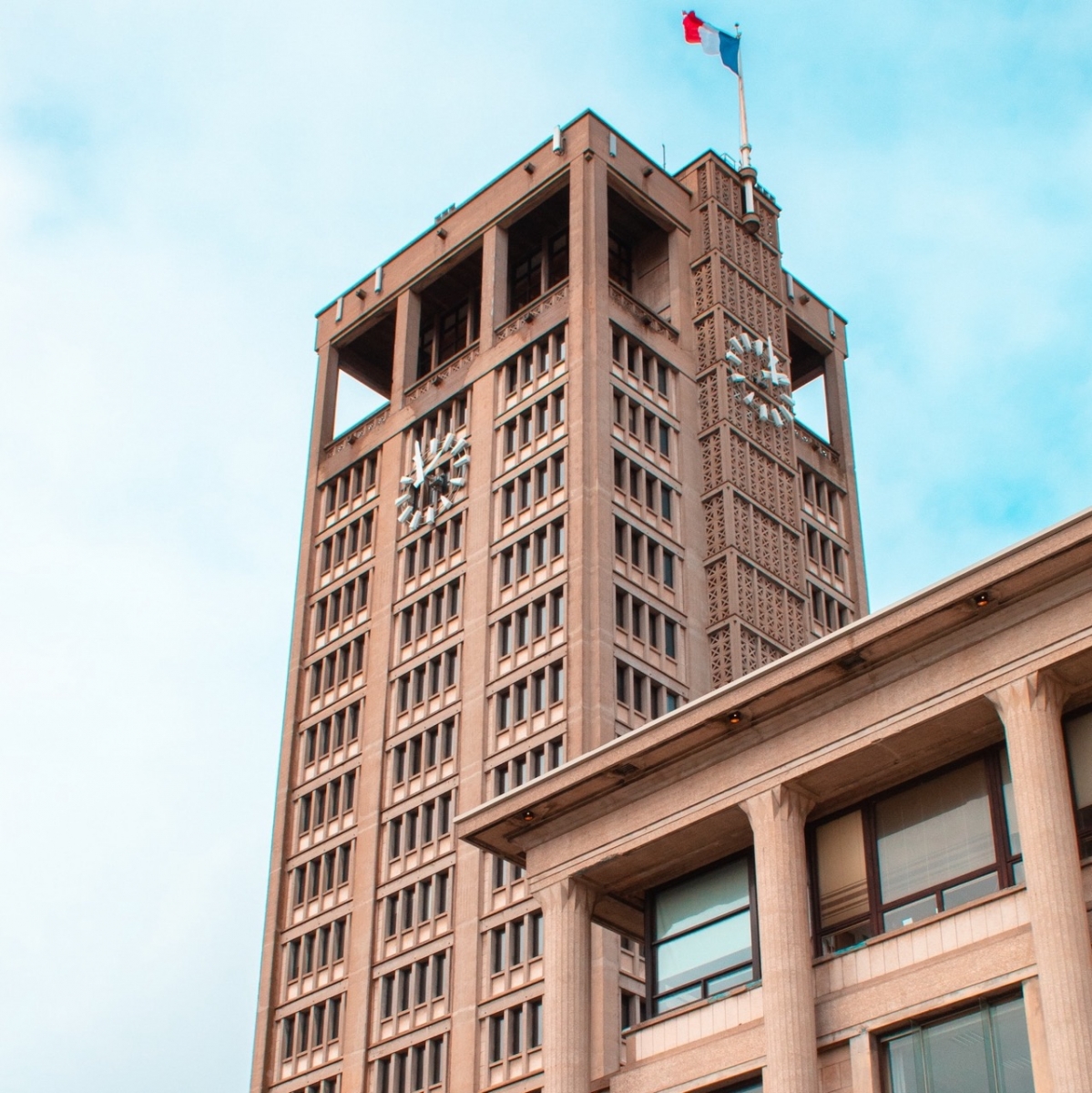 Enorme torre del ayuntamiento en le Havre