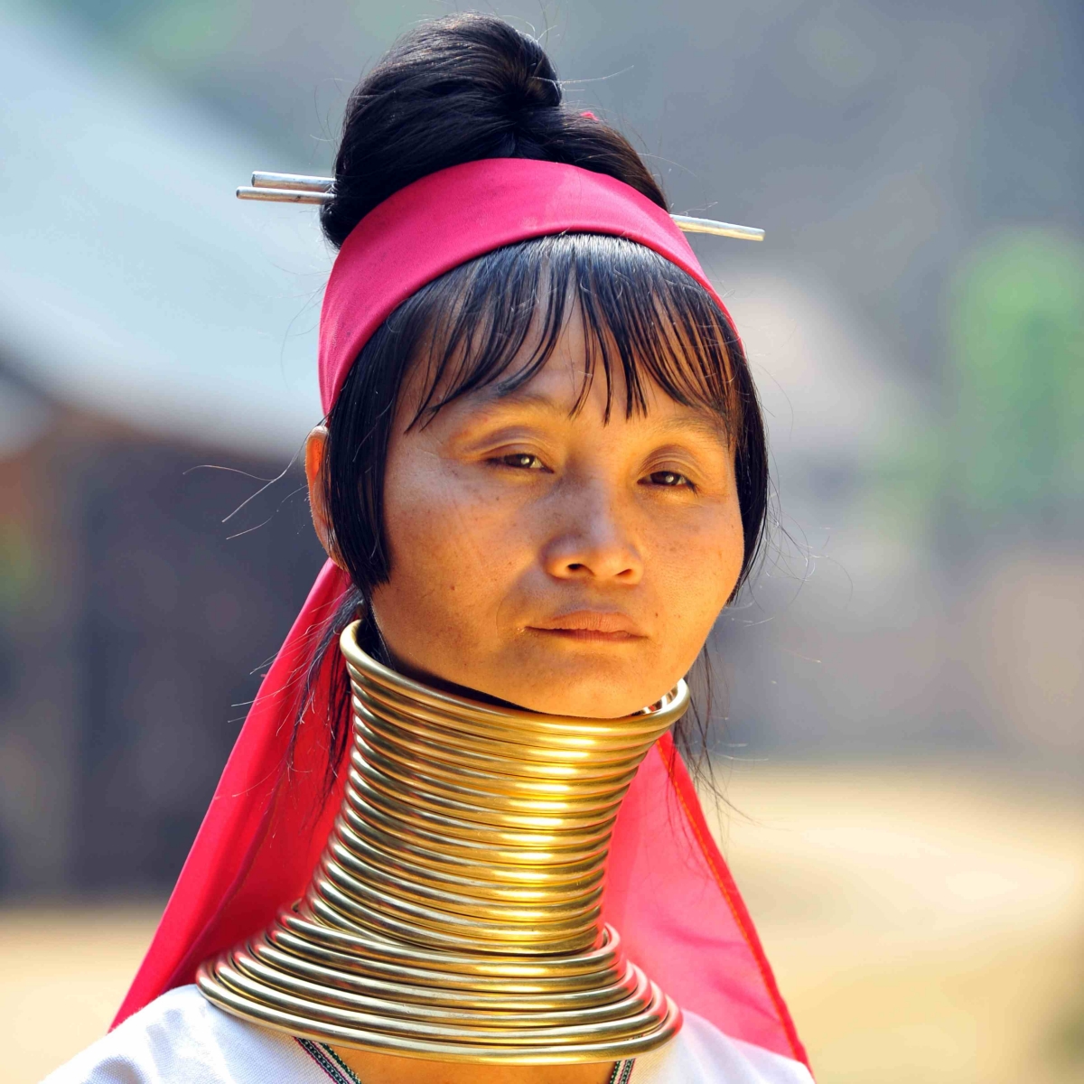 Mujer de cuello largo en Birmania en el lago Inle