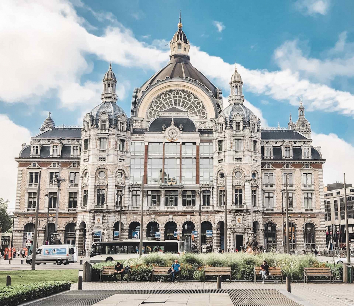 Fachada de la estación central de Amberes