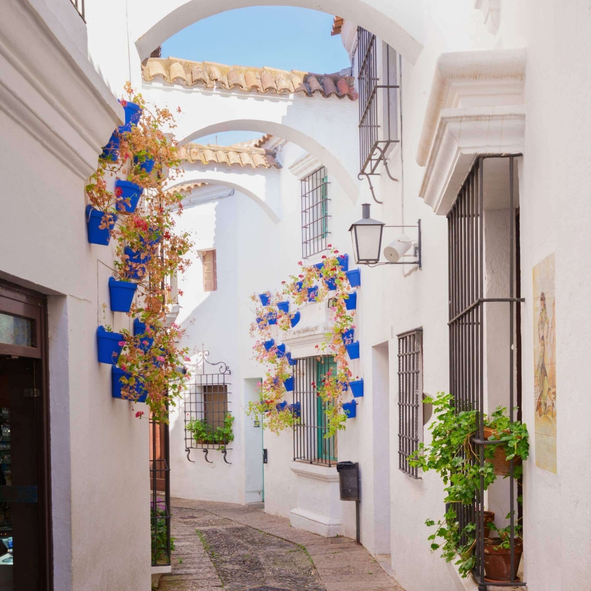 Straße Poble Espanyol mit für Andalusien typischen weißen Wänden, Barcelona, ​​Katalonien, Spanien