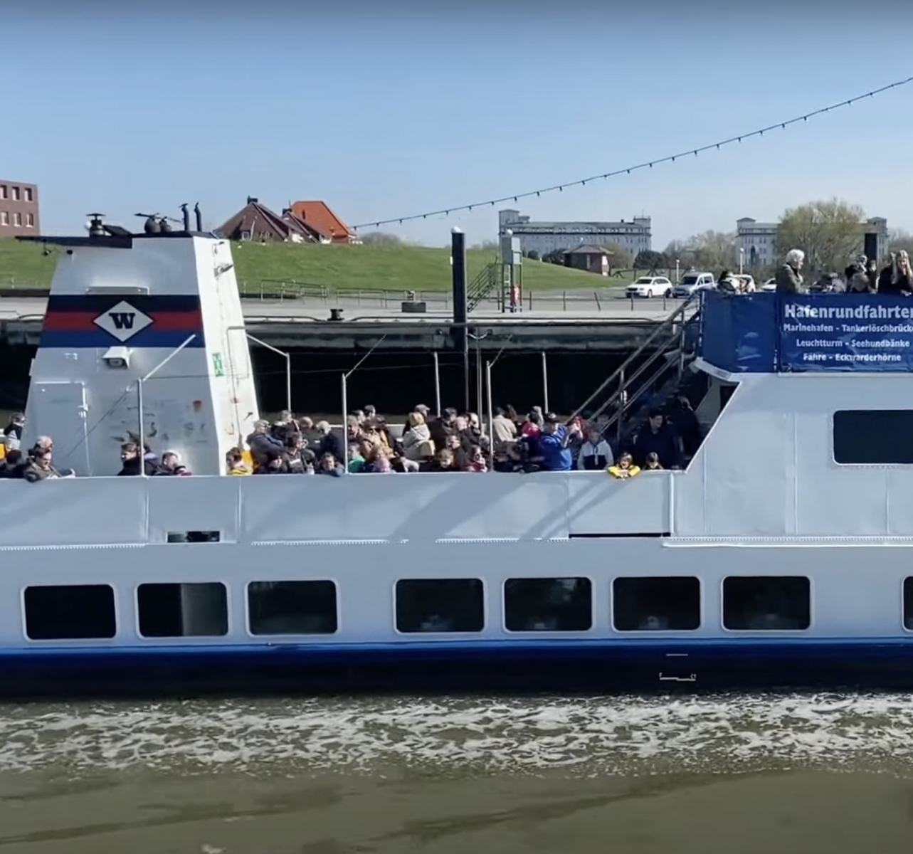 Eine Bootstour entlang der Küste des Jadebusens an einem sonnigen Tag