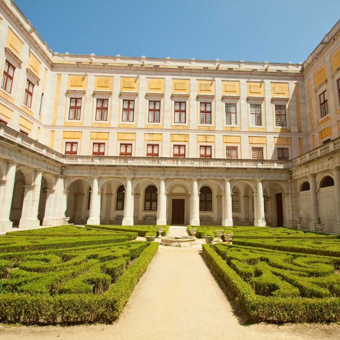 Der Nationalpalast von Mafra ist ein monumentales barockes und italienisch anmutendes Palastkloster in Mafra, Portugal. Die Basilika umfasst sechs historische Pfeifenorgeln und zwei Glockenspiele mit 92 Glocken. Mit 40.000 m2 ist es einer der größten Paläste.