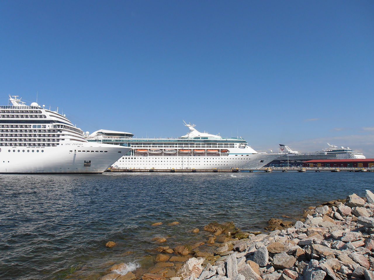 Barcos de cruceros en puerto del puerto en Tallinn