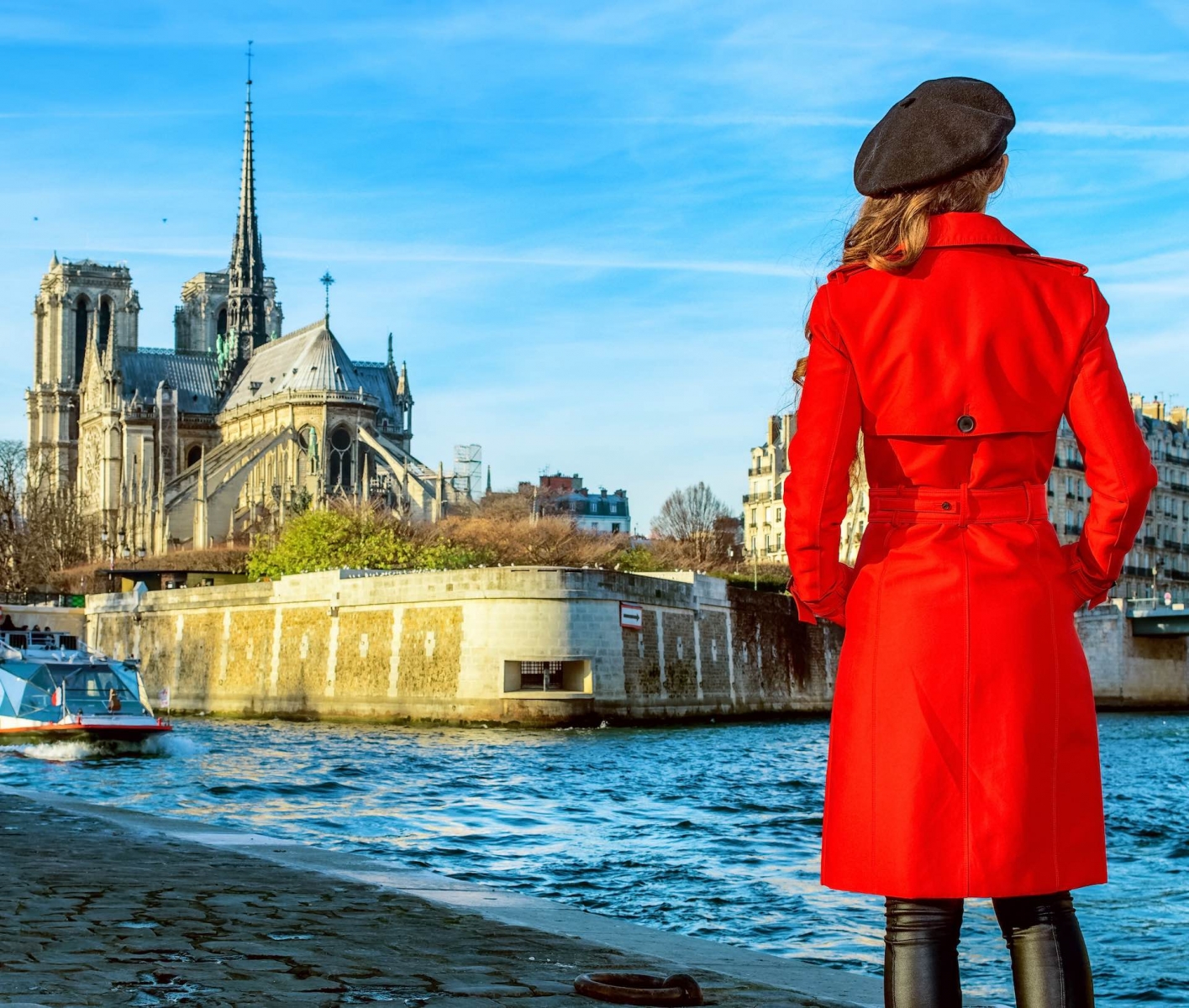 donna in piedi sul terrapieno vicino a Notre Dame de Paris