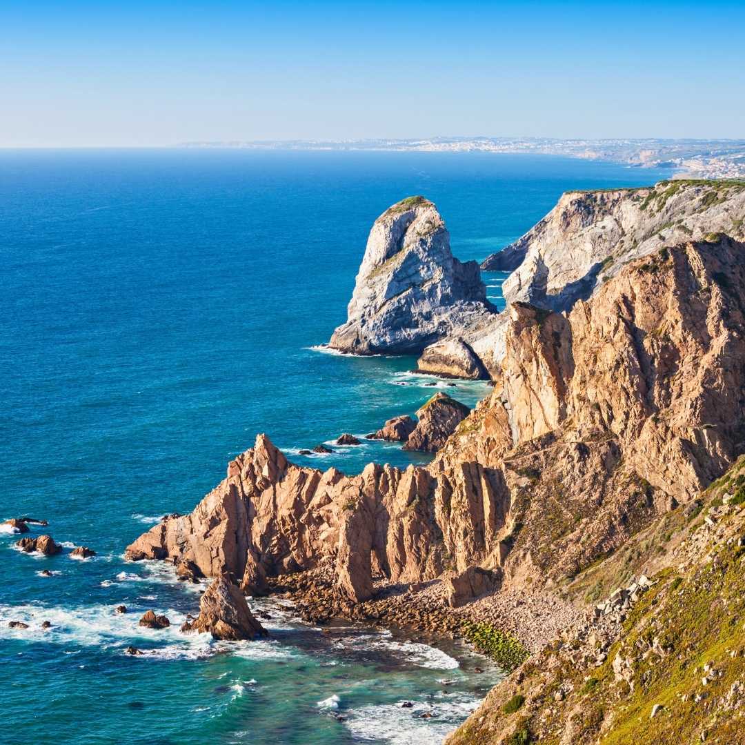 Cabo da Roca (Cabo Roca) es un cabo que forma la extensión más occidental de Portugal continental y Europa continental.