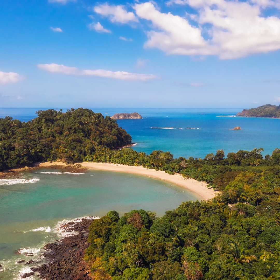 Vue aérienne d'une plage située dans le parc national Manuel Antonio, Costa Rica