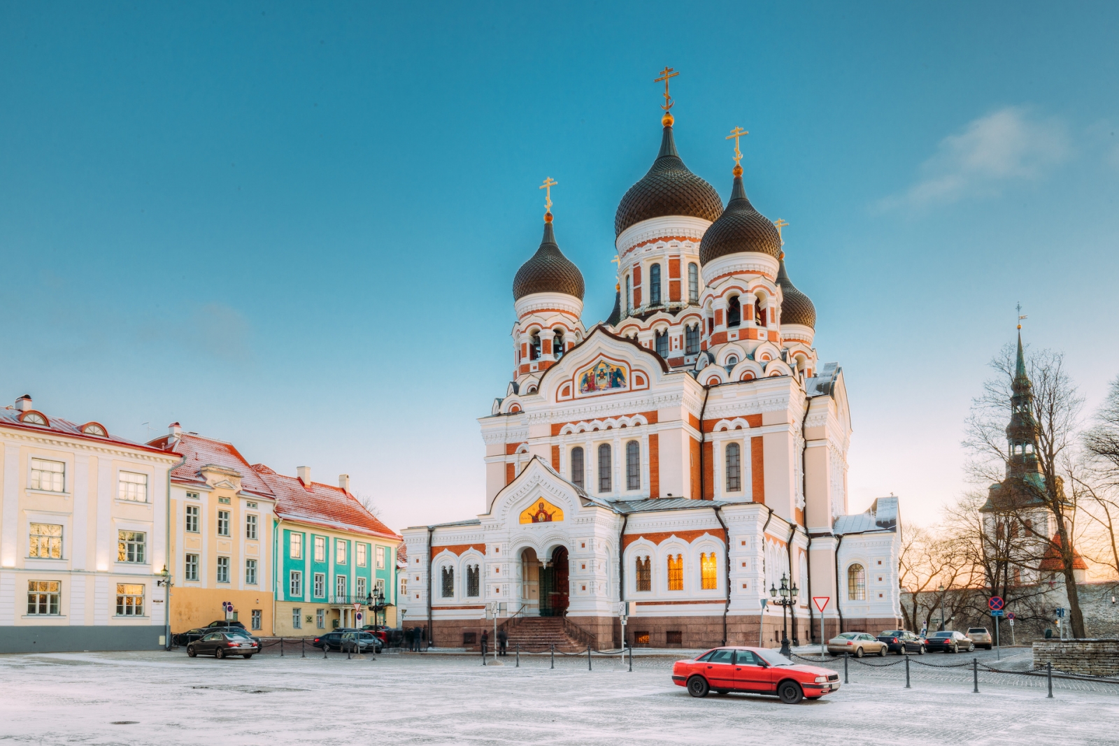 Tallinn, Estland.  Morgenansicht der Alexander-Newski-Kathedrale.  Die berühmte orthodoxe Kathedrale ist Tallinns größte und prächtigste orthodoxe Kuppelkathedrale.