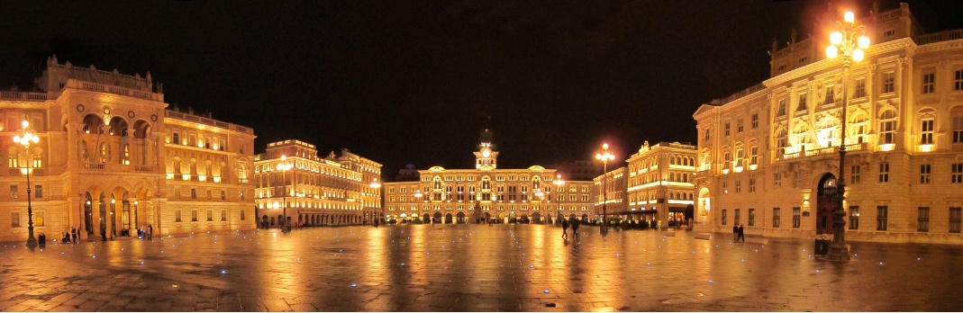 Piazza Unità d'Italia en Trieste por la noche