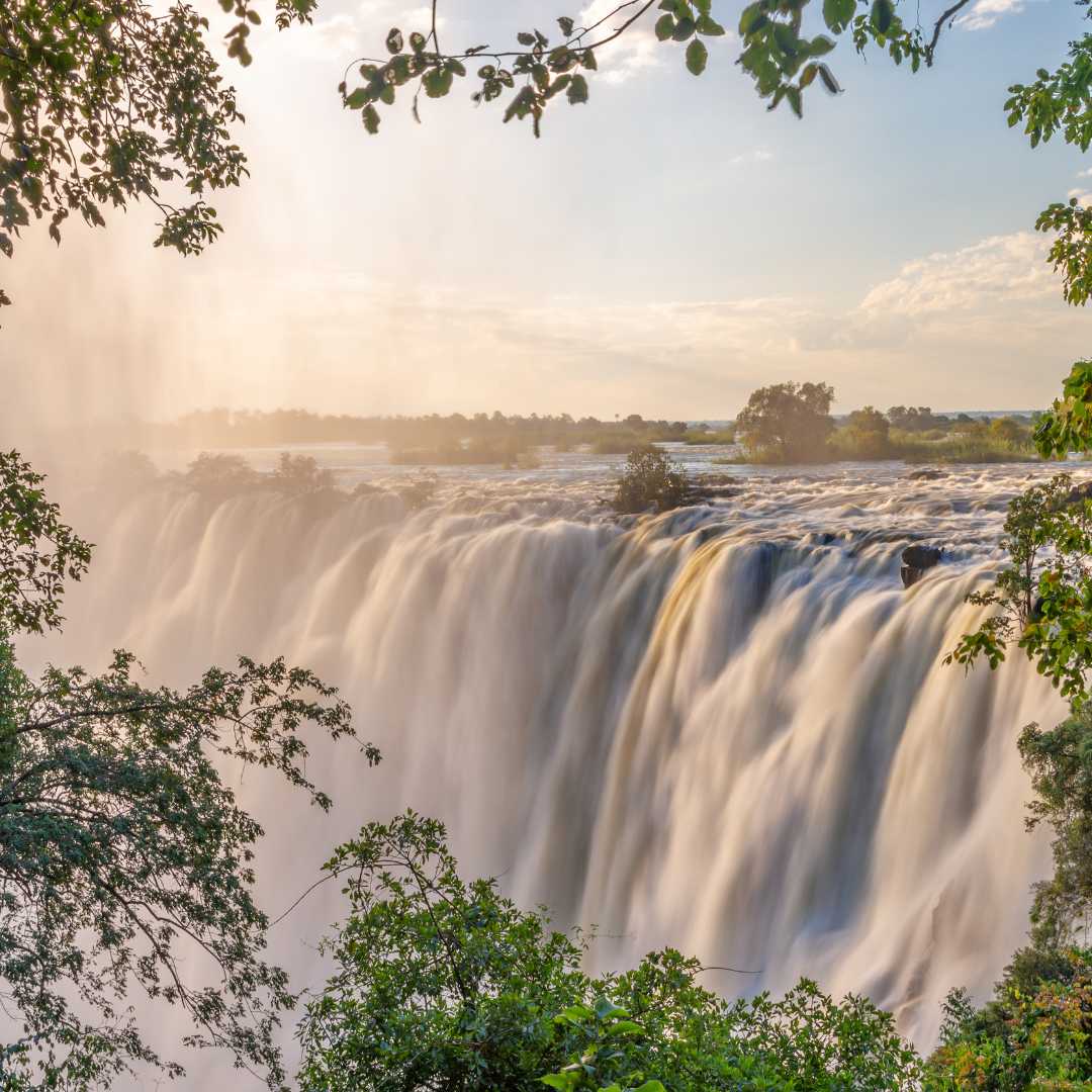 Водопад Виктория на реке Замбези, между Замбией и Зимбабве.