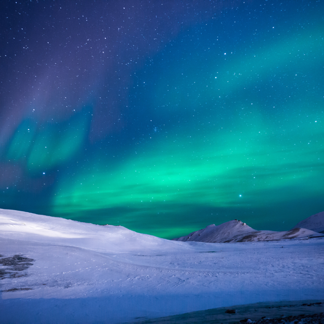 Aurora polare settentrionale nel cielo