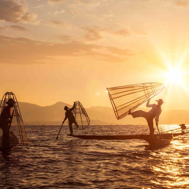 Pescatore birmano tradizionale nel lago Inle
