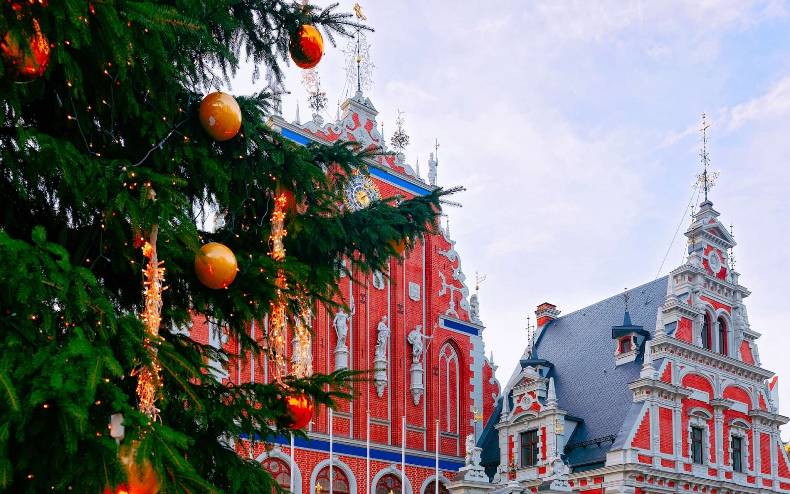 Fragmento de la Casa de las Cabezas Negras y el Árbol de Navidad en Riga en Letonia