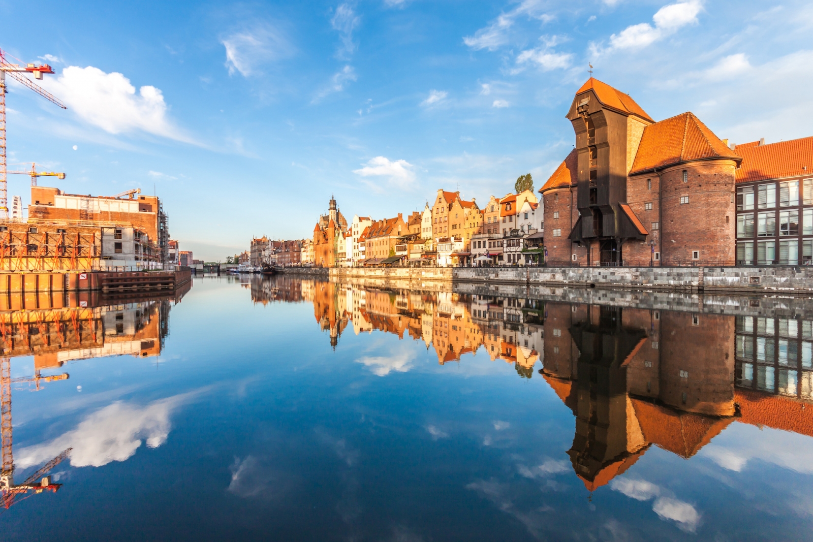 El casco antiguo de Gdansk y la famosa grúa al amanecer.  Gdansk.  Polonia