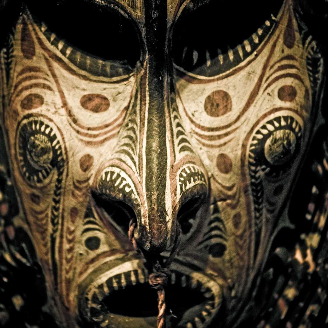Antigua máscara tallada de Papúa Nueva Guinea