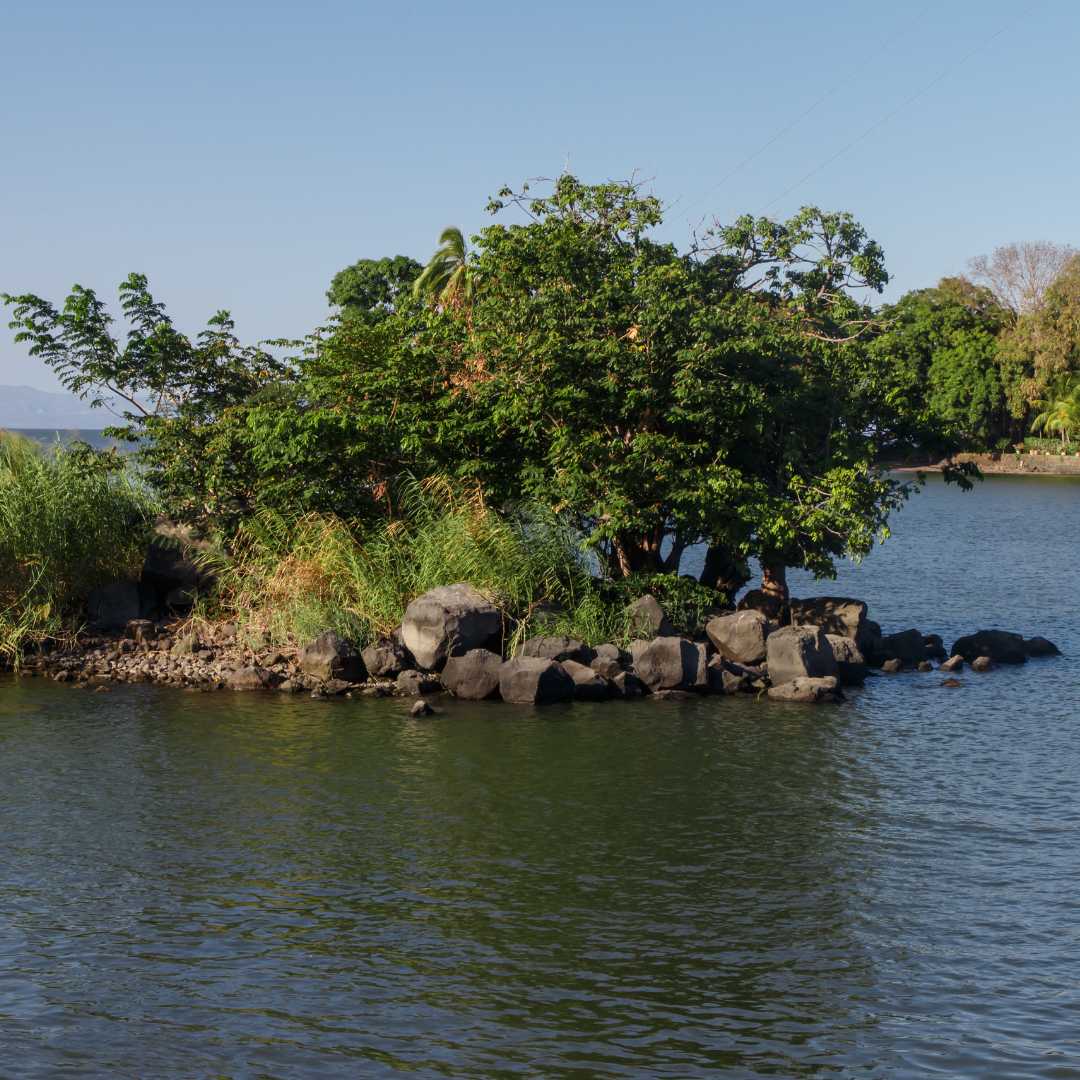 Острова озера Никарагуа недалеко от Гранады, Никарагуа.