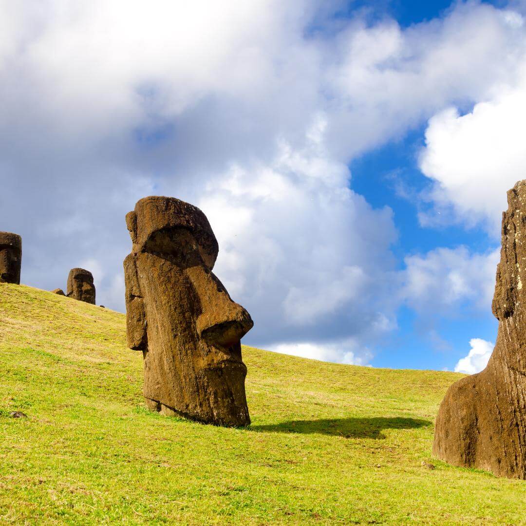 Grandes statues connues sous le nom de Moai sur l'île de Pâques au Chili