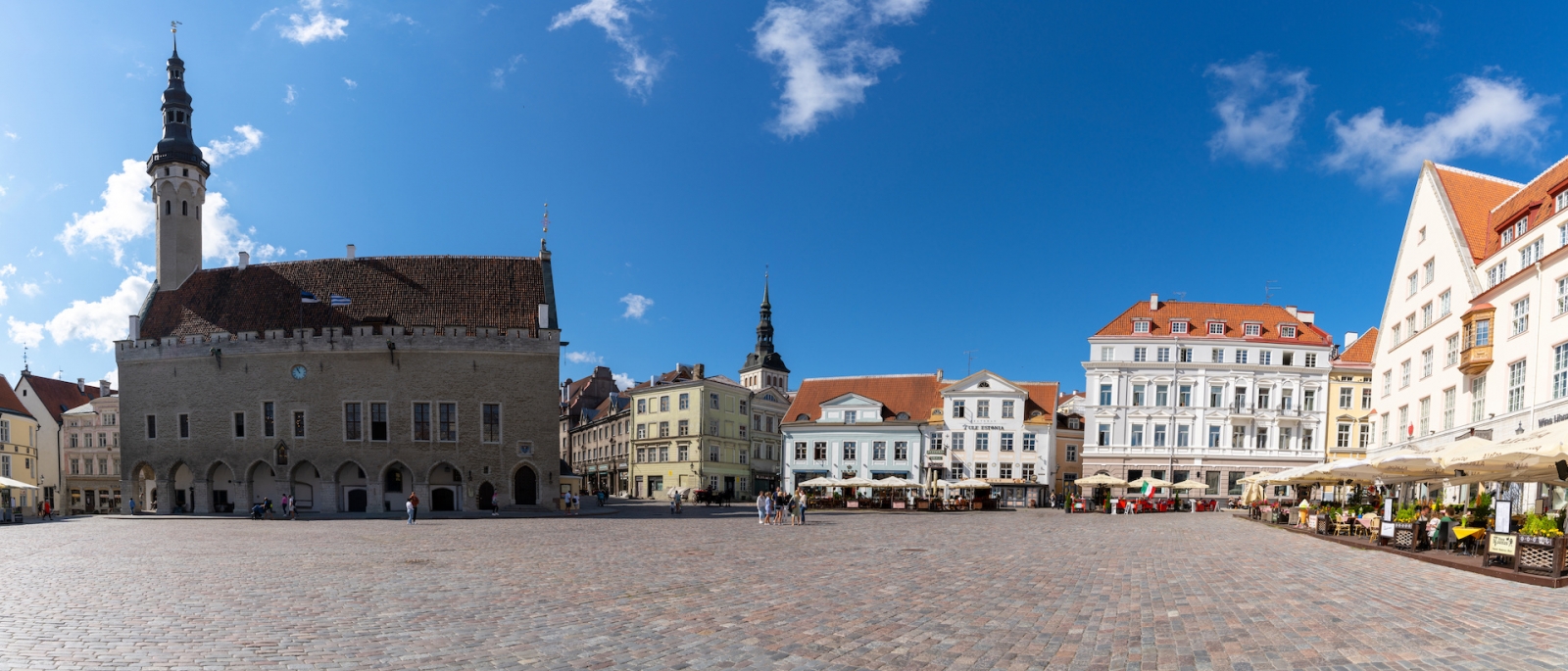 Blick auf den Raekoja-Platz im historischen Stadtzentrum von Tallinn