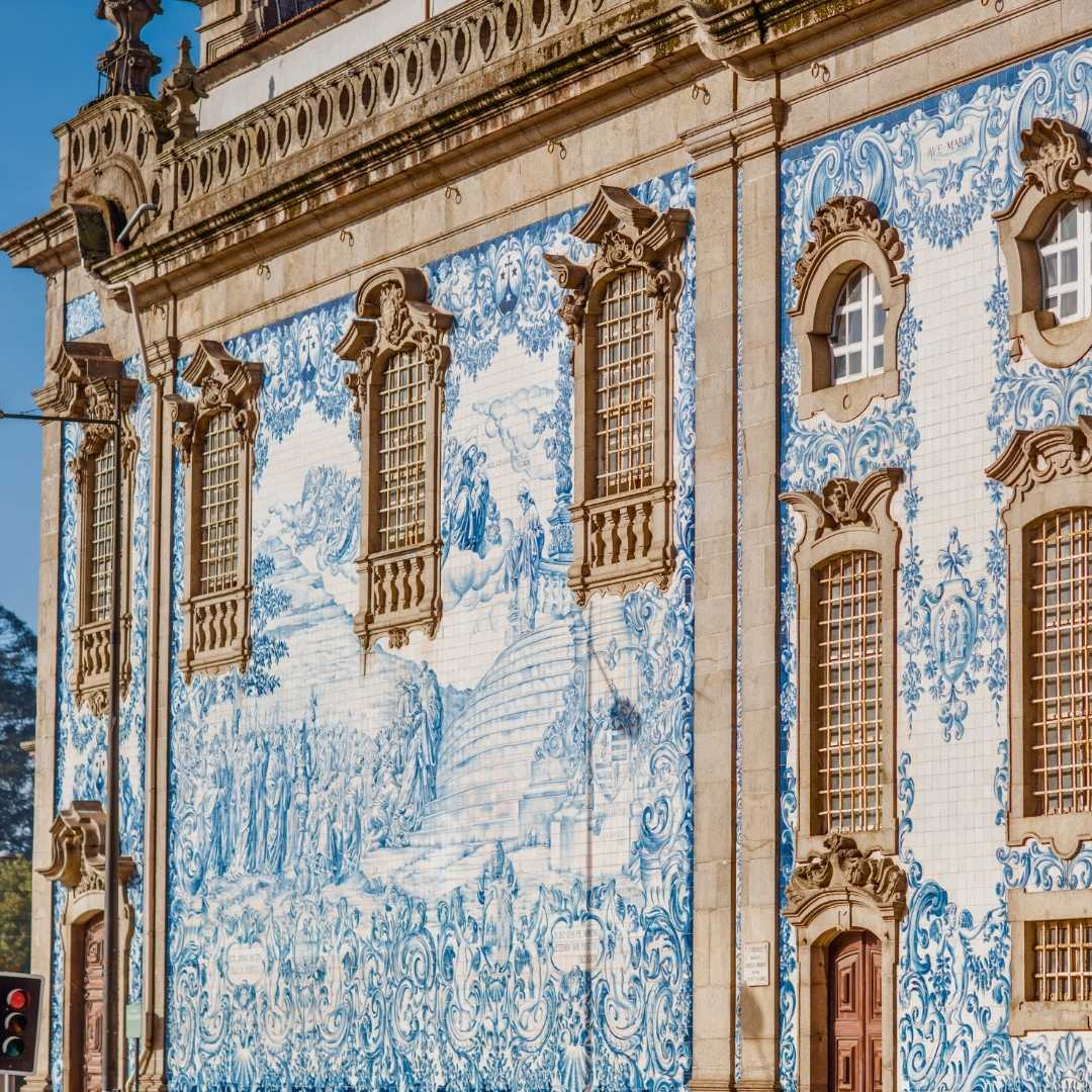 Vista della facciata sul muro della chiesa con le famose piastrelle blu portoghesi Azulejo nella città di Porto in Portogallo