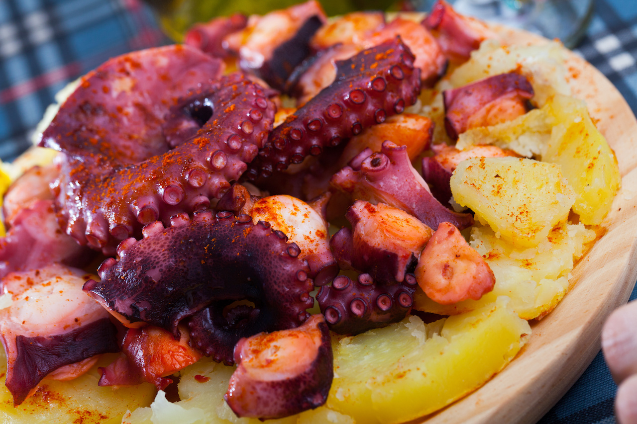 Pulpo a la gallega, spanisches Meeresfrüchtegericht aus gebackenen Oktopustentakeln mit Salzkartoffeln