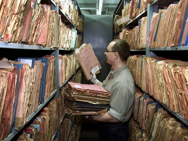 Le travail avec des documents des archives exige de l’attention et de l’assiduité.