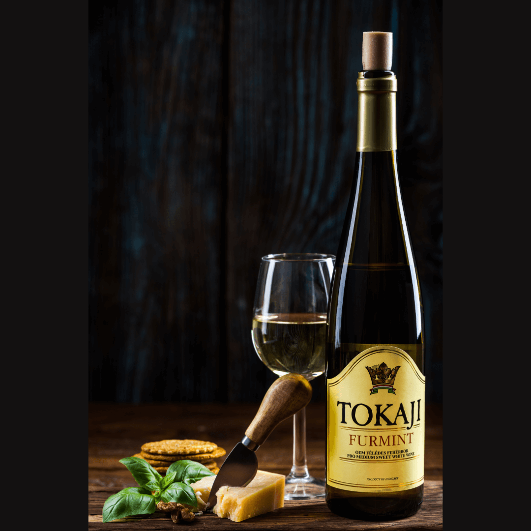 Botella de vino blanco húngaro Tokaji Furmint, sugerencia de presentación