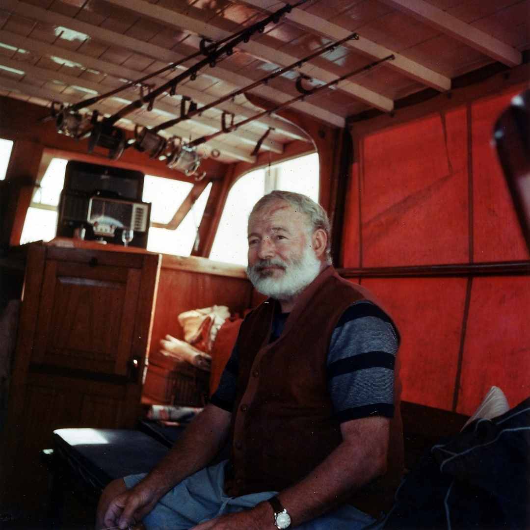 Hemingway en la cabina de su barco Pilar, frente a las costas de Cuba, c. 1950