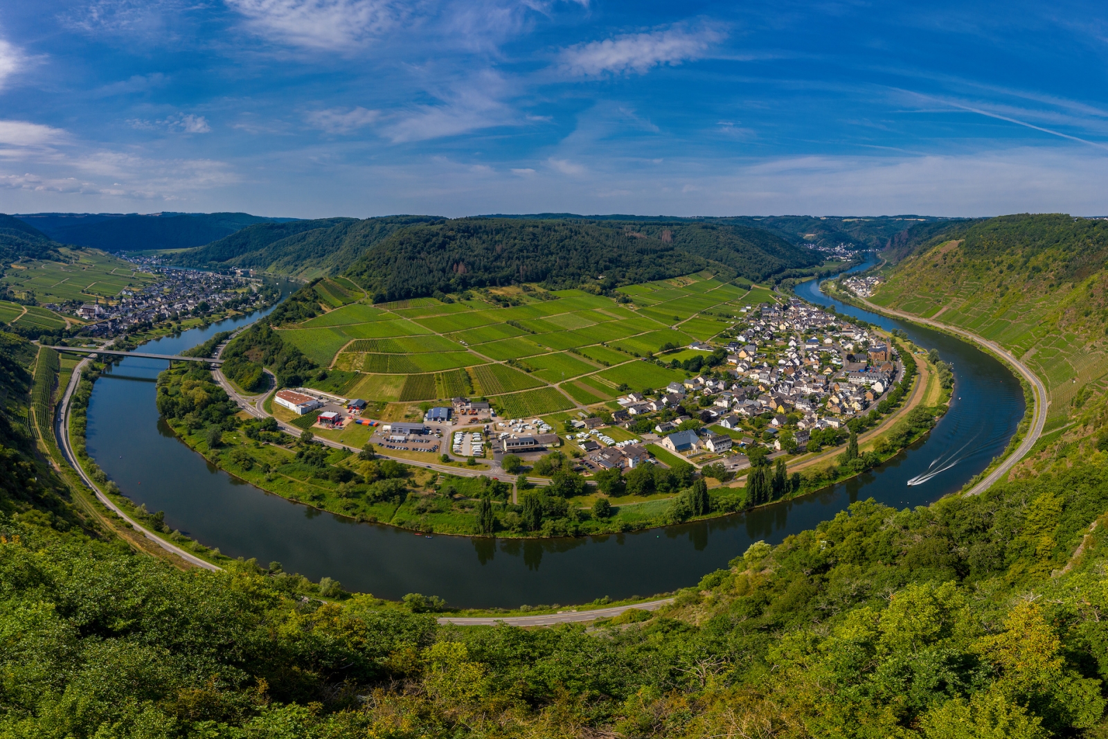 Vista panoramica dell'ansa della Mosella vicino a Bruttig vicino a Cochem, Germania.