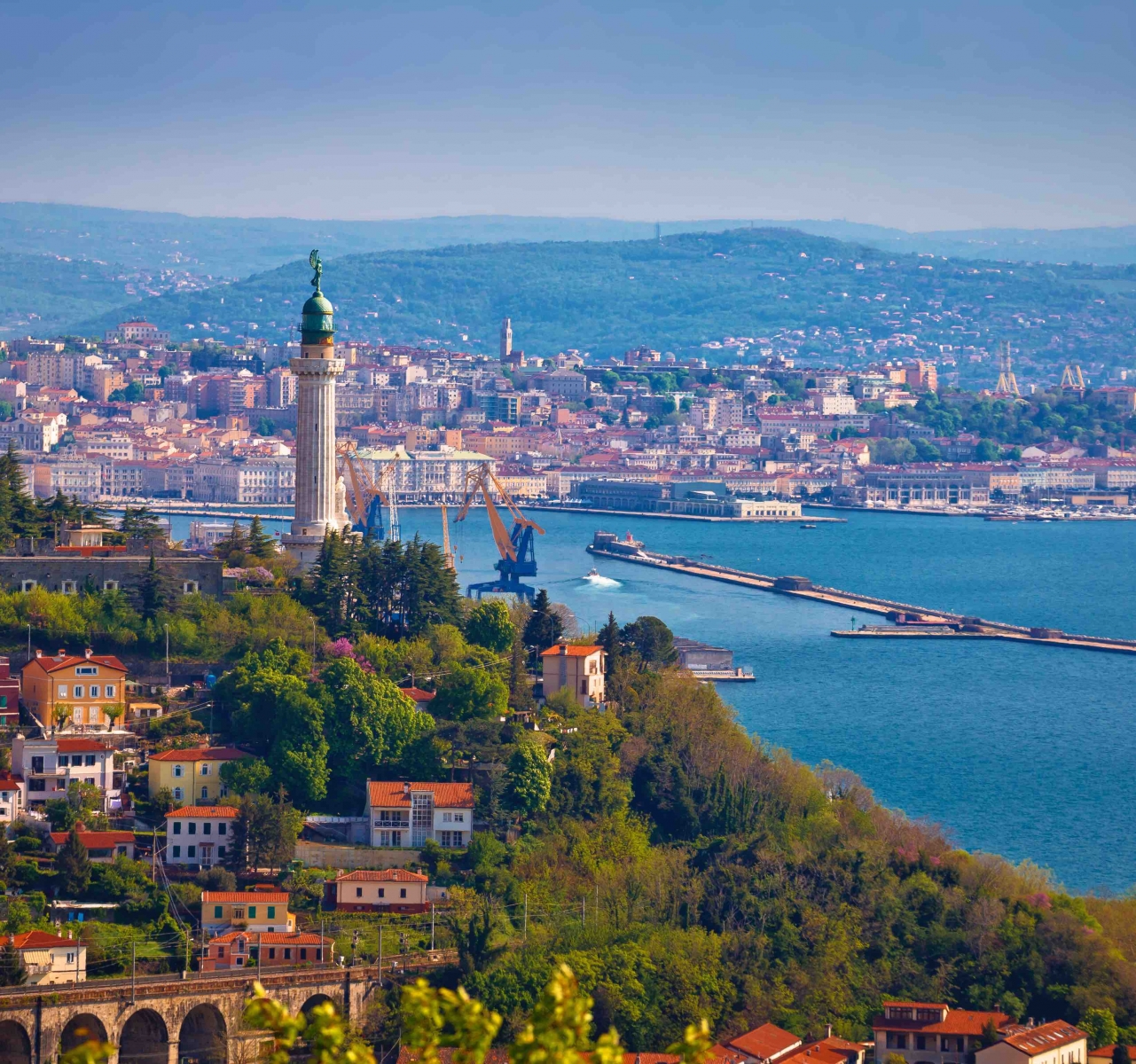 Vista panorámica del faro y el paisaje urbano de Trieste