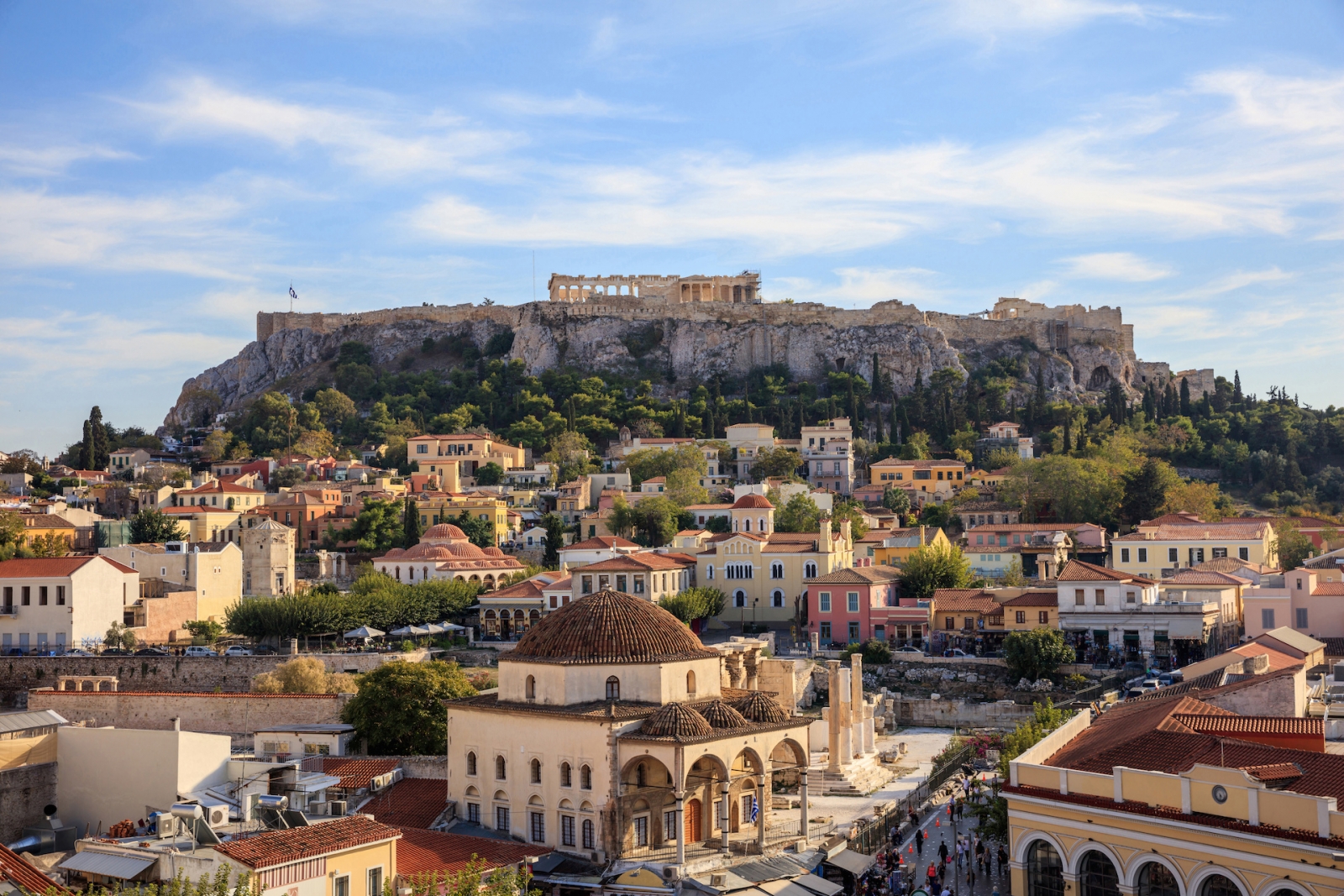 Athen, Griechenland.  Akropolisfelsen und Monastiraki-Platz