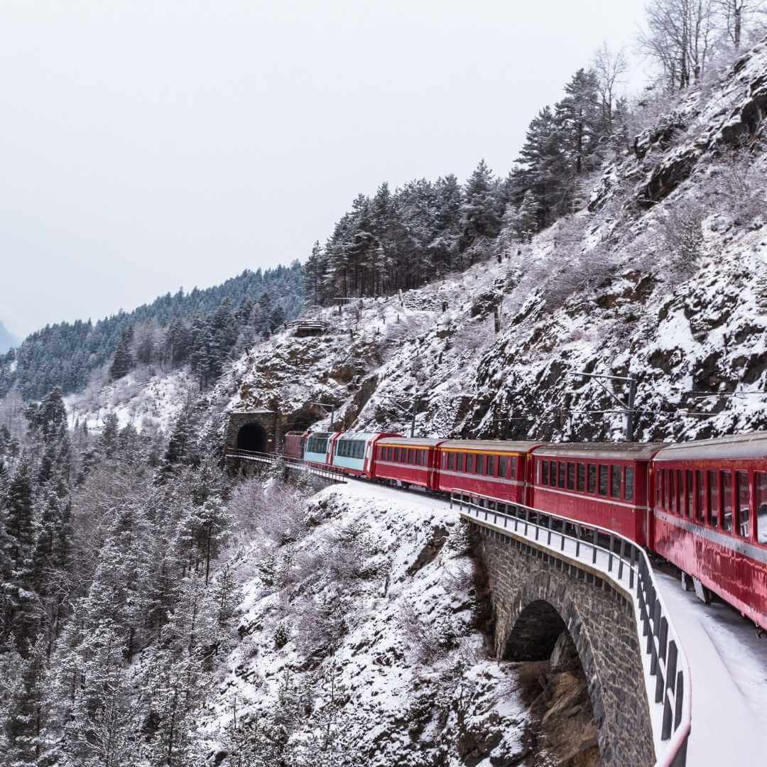Famoso treno turistico della Svizzera, il Glacier Express in inverno