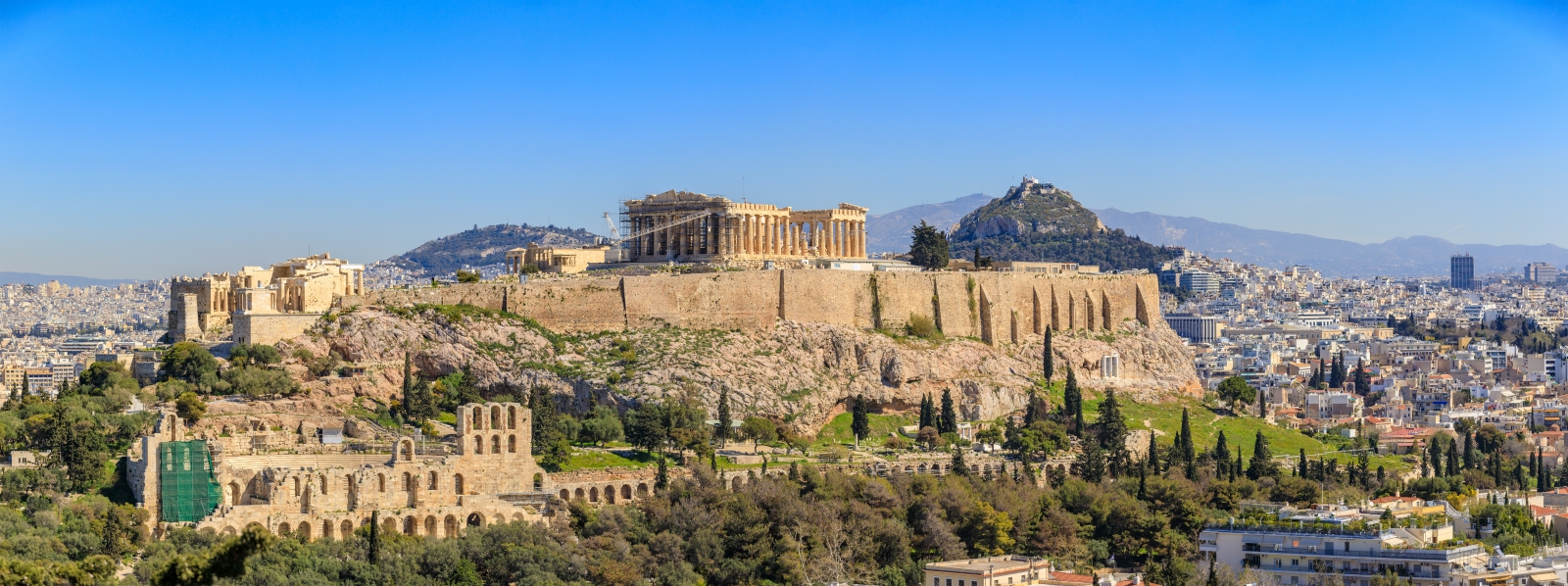 Вид на городской пейзаж Афин с Акрополем