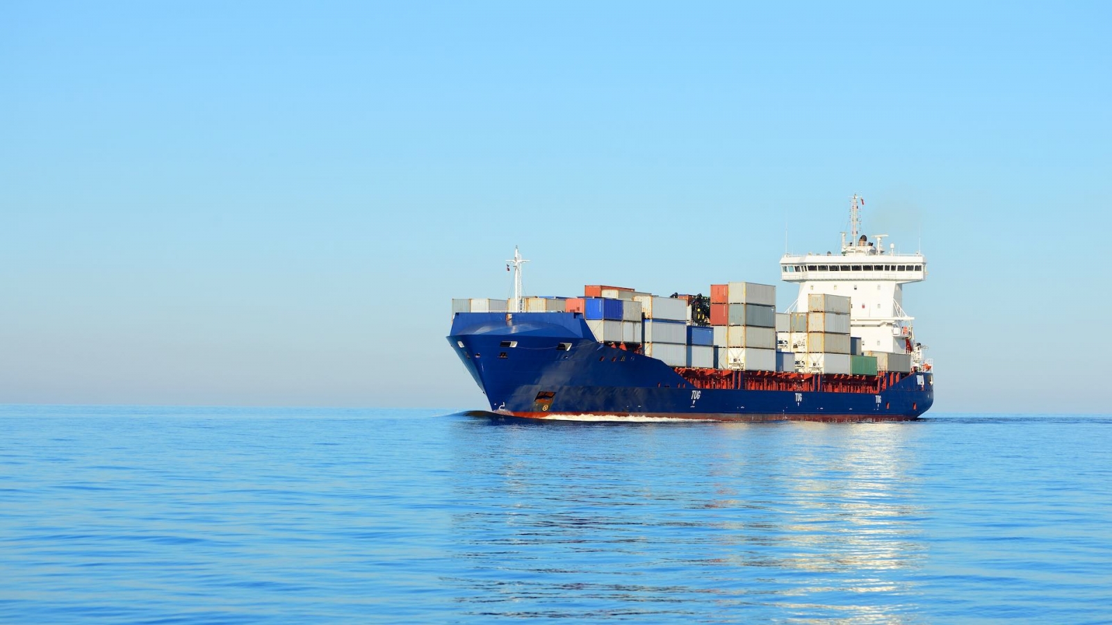 Großes Frachtcontainerschiff segelt an einem strahlend sonnigen Tag.  Riga, Lettland