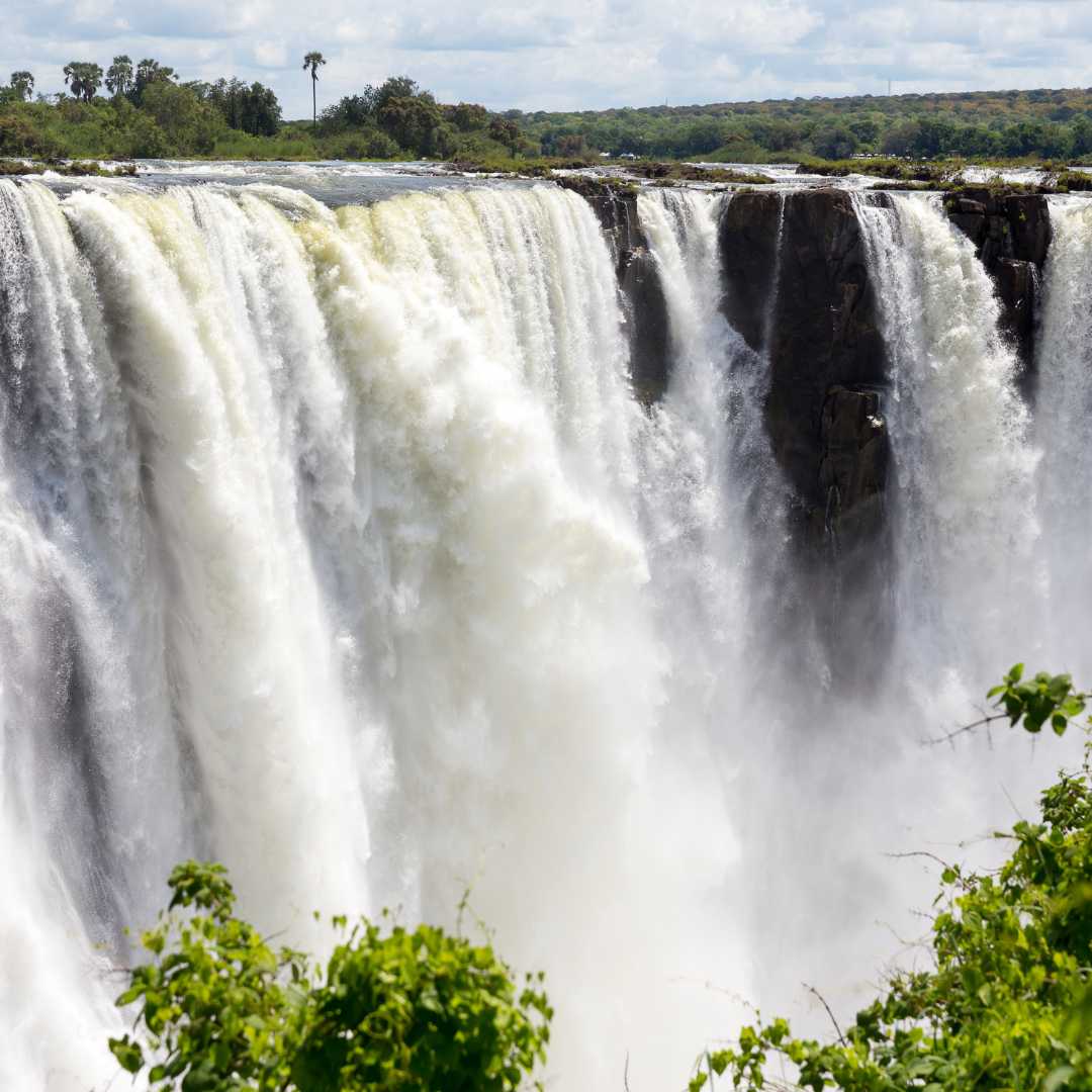 Las Cataratas Victoria, o Mosi-oa-Tunya, son una cascada en el sur de África en el río Zambezi en la frontera de Zambia y Zimbabwe. Ha sido descrita por CNN como una de las Siete Maravillas Naturales del mundo.
