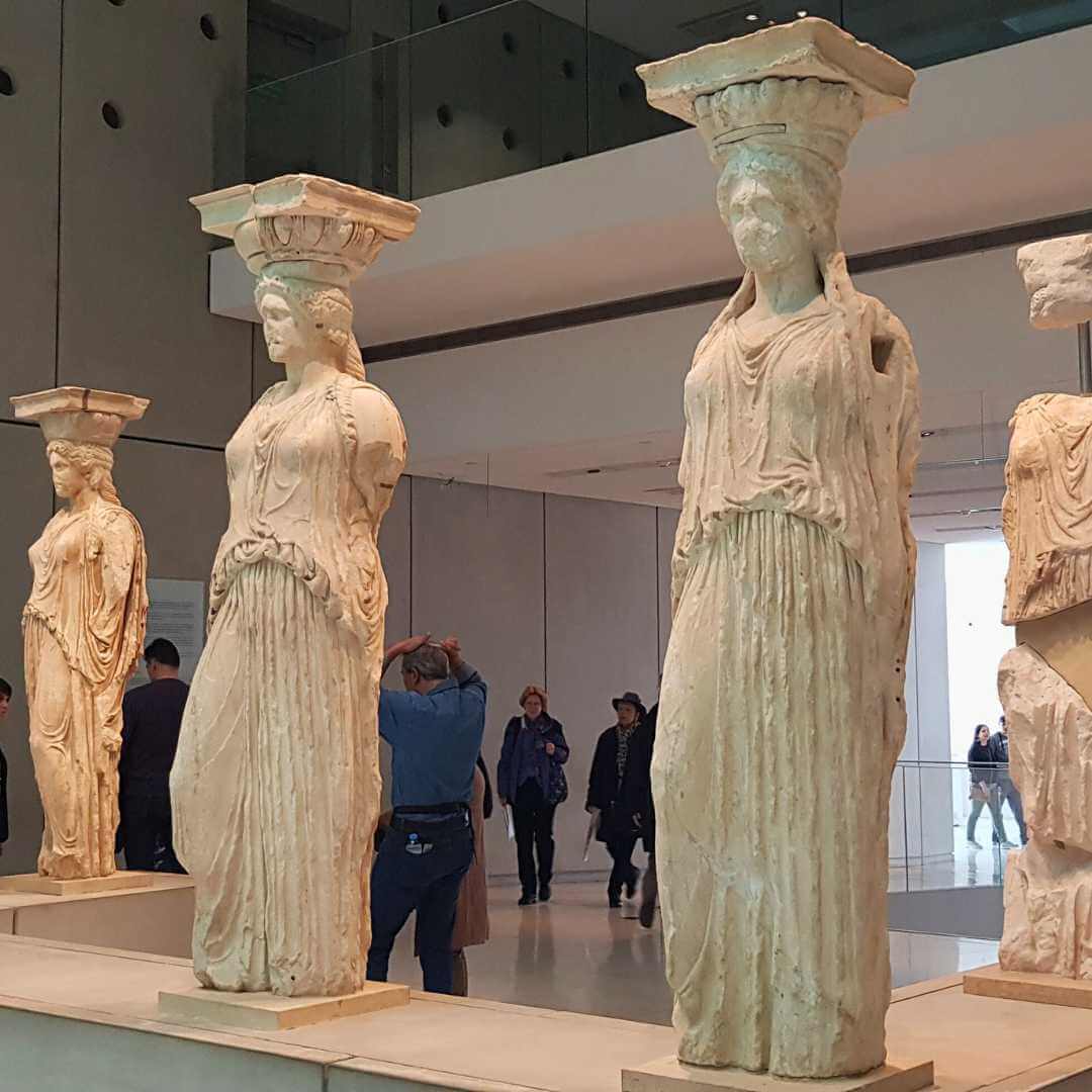 Le statue originali delle Cariatidi sono conservate nel museo archeologico per evitarne la distruzione prematura