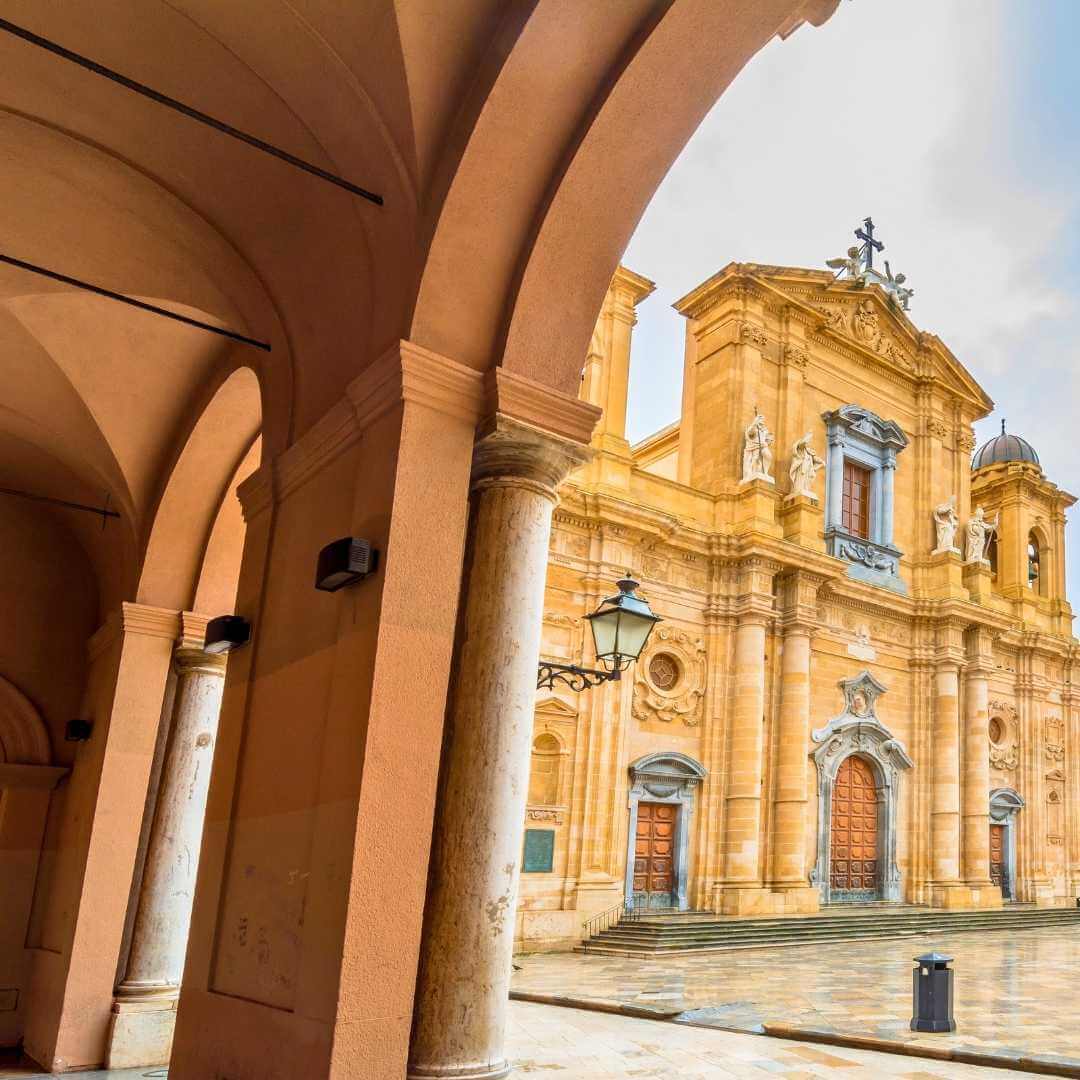 Vista della piazza principale e della Cattedrale di Marsala, Italia, di giorno. La Cattedrale di Marsala fu costruita nel 1628 su fondamenta normanne risalenti al 1176.