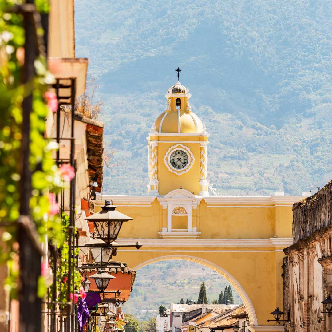 Antigua Guatemala, klassische Kolonialstadt mit dem berühmten Arco de Santa Catalina und dem Volcan de Agua dahinter