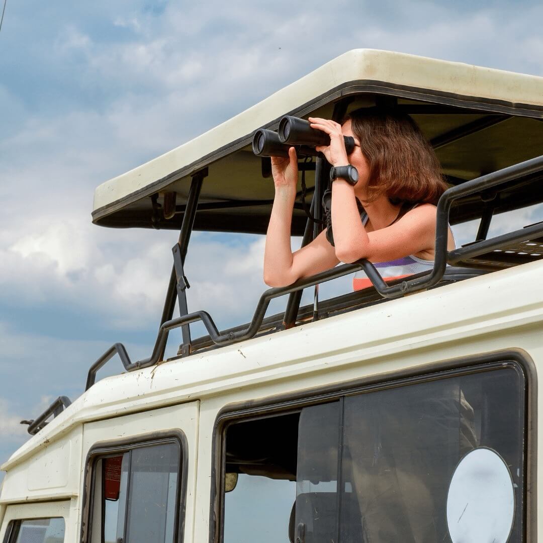 Mujer turista en safari en África, viaje en Kenia
