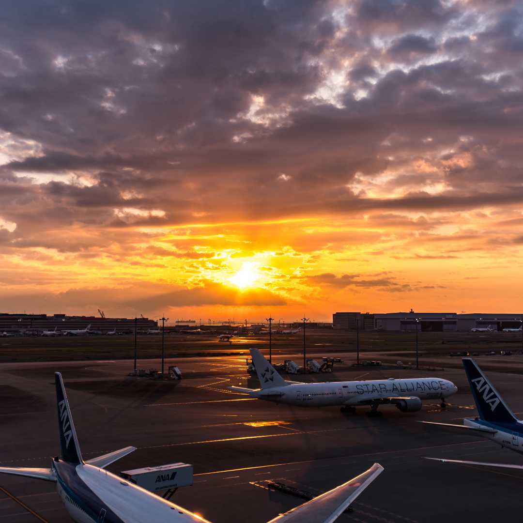 Internationaler Flughafen Tokio bei Sonnenaufgang