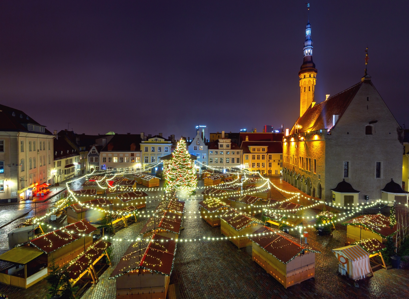 Таллинн.  Городская площадь в рождественском убранстве.