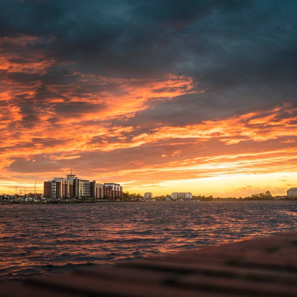 Coucher de soleil d'été spectaculaire à Wilhelmshaven