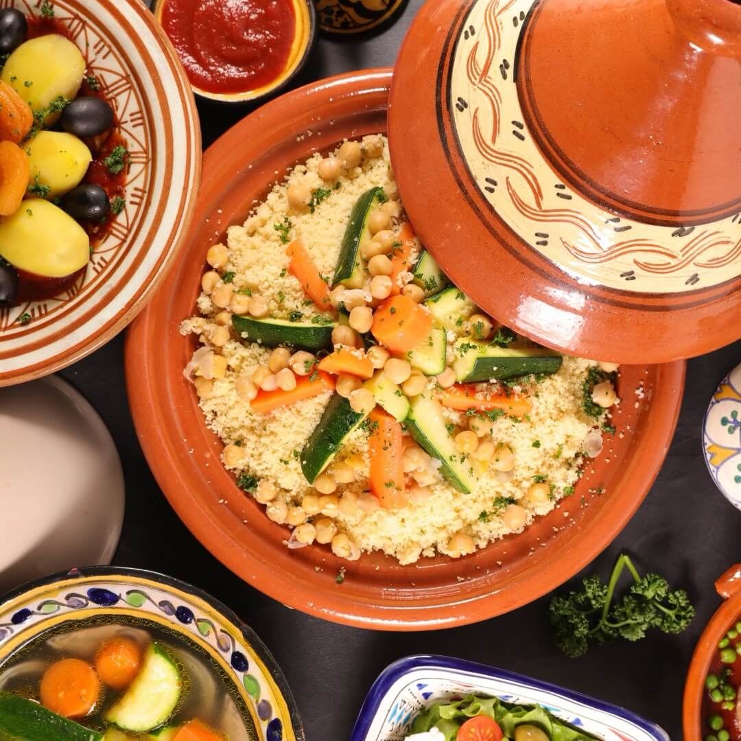 Surtido de platos marroquíes: cuscús, tajín, albóndigas.