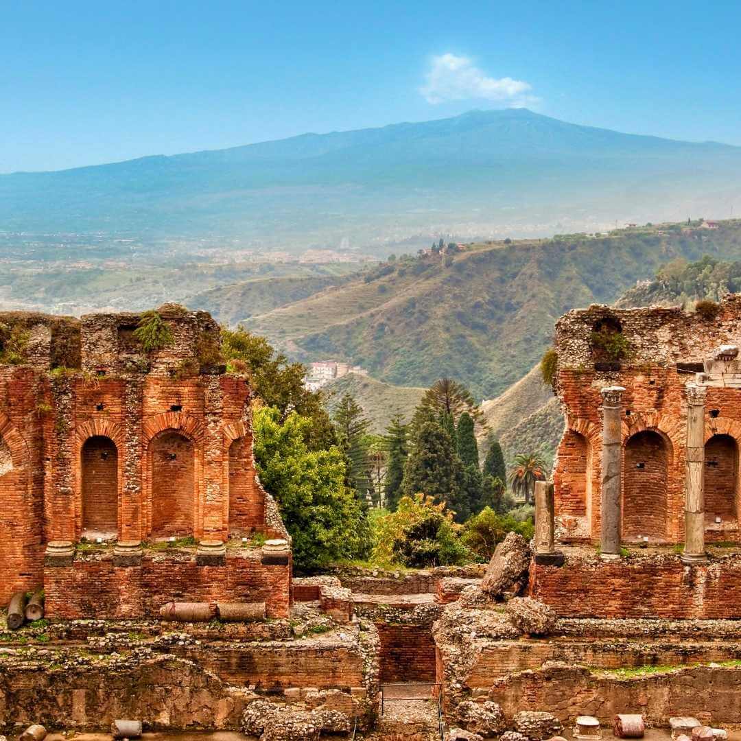 Teatro romano di Taormina, sullo sfondo il vulcano Etna, Sicilia, Italia