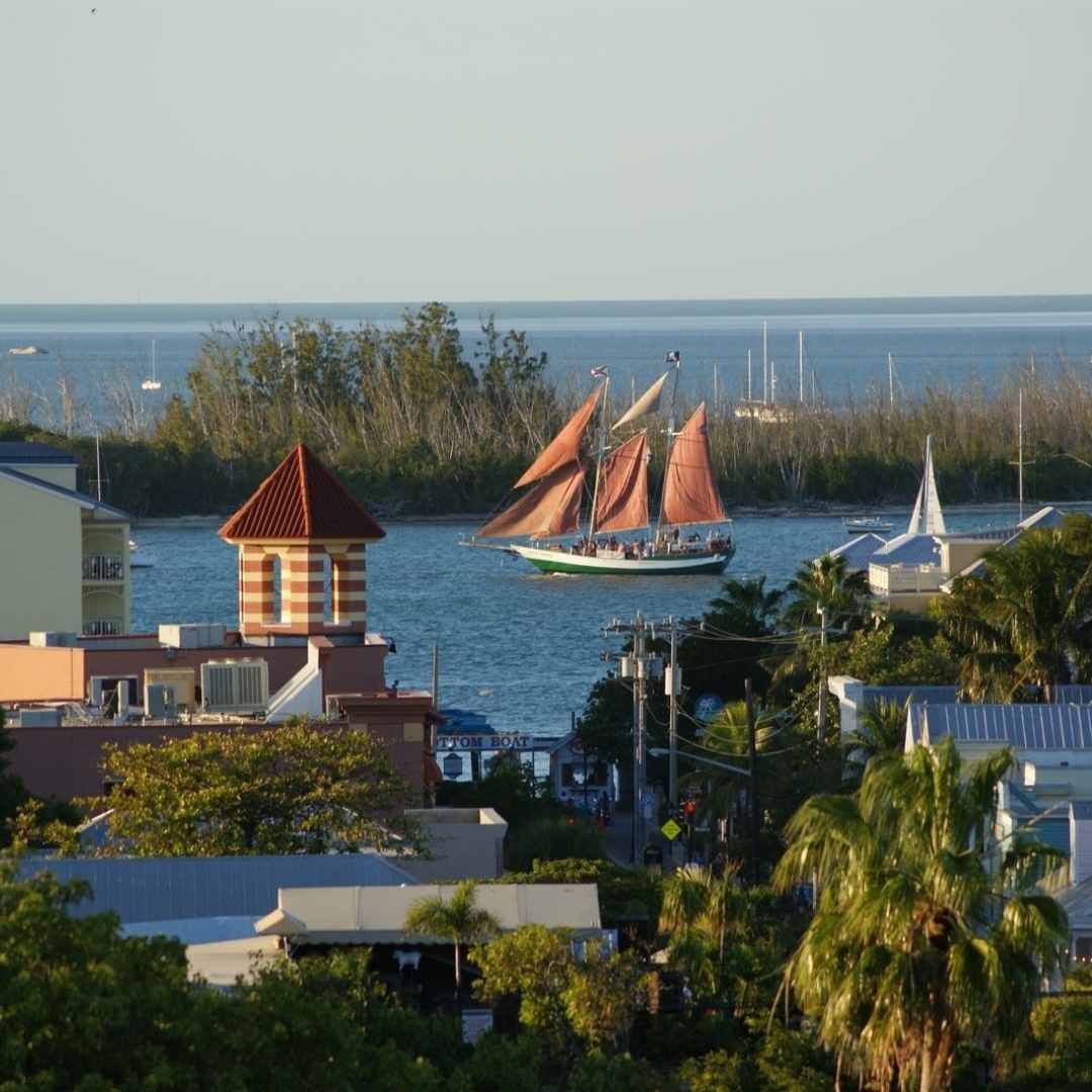 Hermoso velero en el puerto de Key West