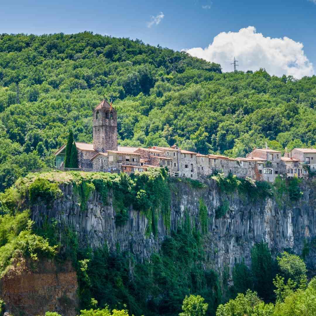 Vista panoramica della città medievale sulla scogliera dal parcheggio Mirador de Castellfollit de la Roca