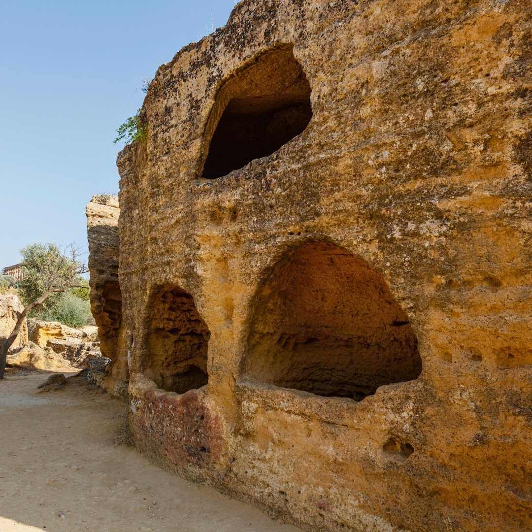 Necropoli altomedievale nella Valle dei Templi di Agrigento, Sicilia, Italia