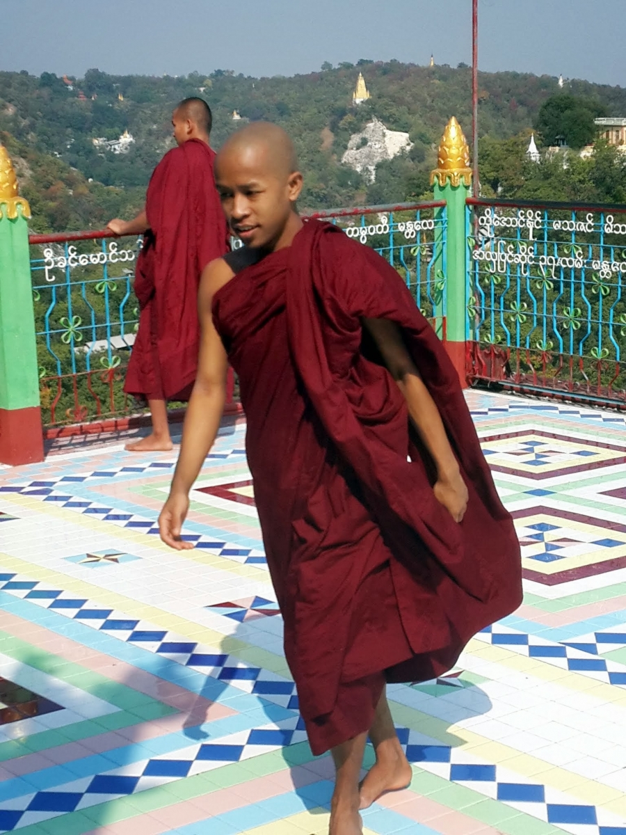 Giovane monaco buddista in Birmania