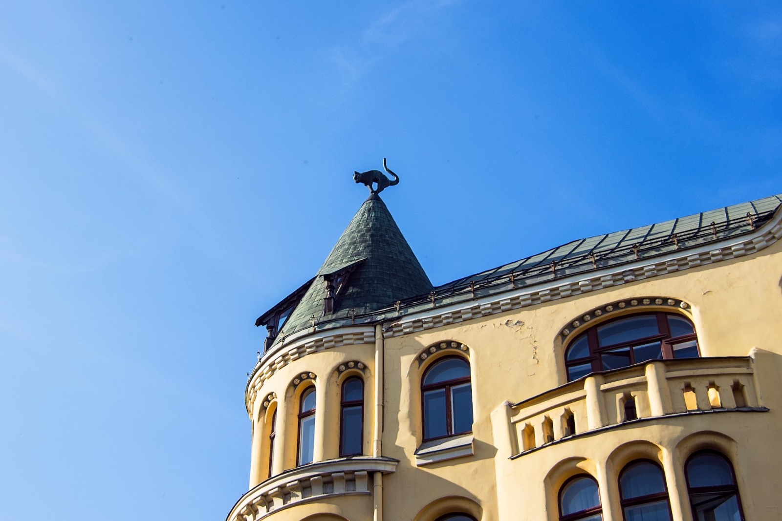 Das Katzenhaus (lettisch: Kaķu nams) befindet sich gegenüber dem Haus der Großen Gilde in der Altstadt von Riga, Lettland.  Mittelalterliche Architektur mit einigen Elementen der Kunst
